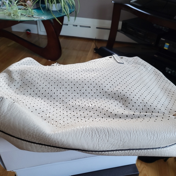 Source Unknown White Perforated Tote with Front Zip Pocket - Picture 4 of 6